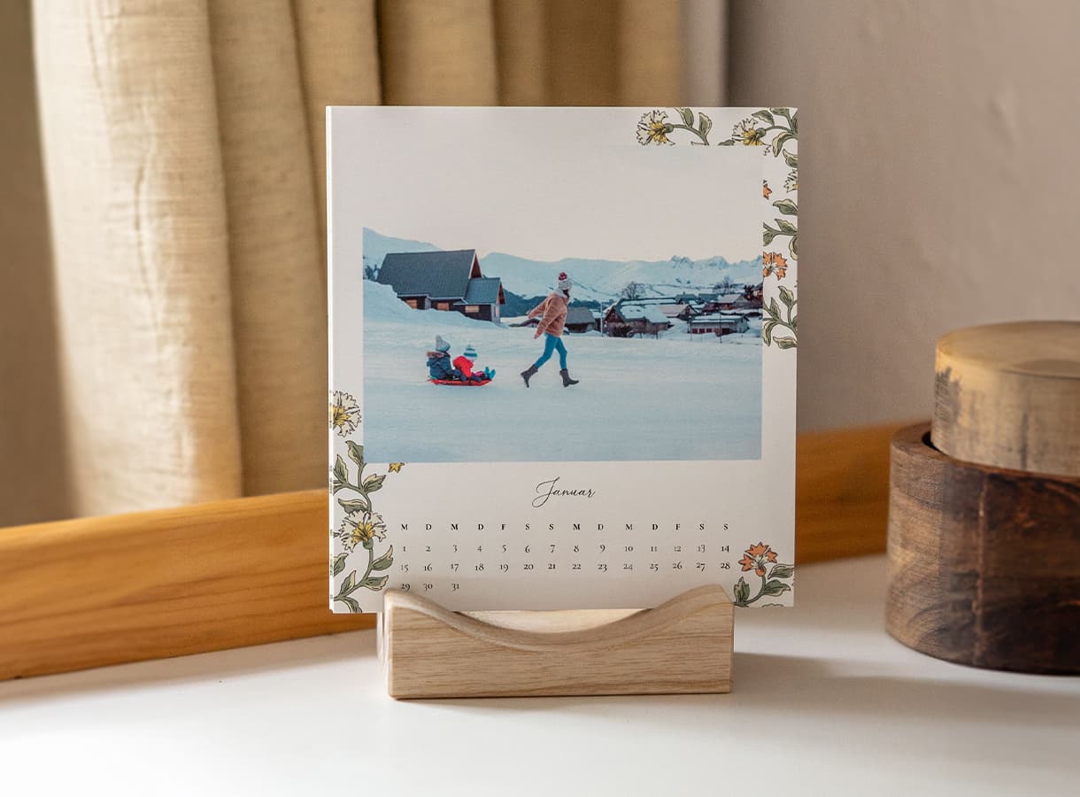 Tischkalender mit Holzfuß