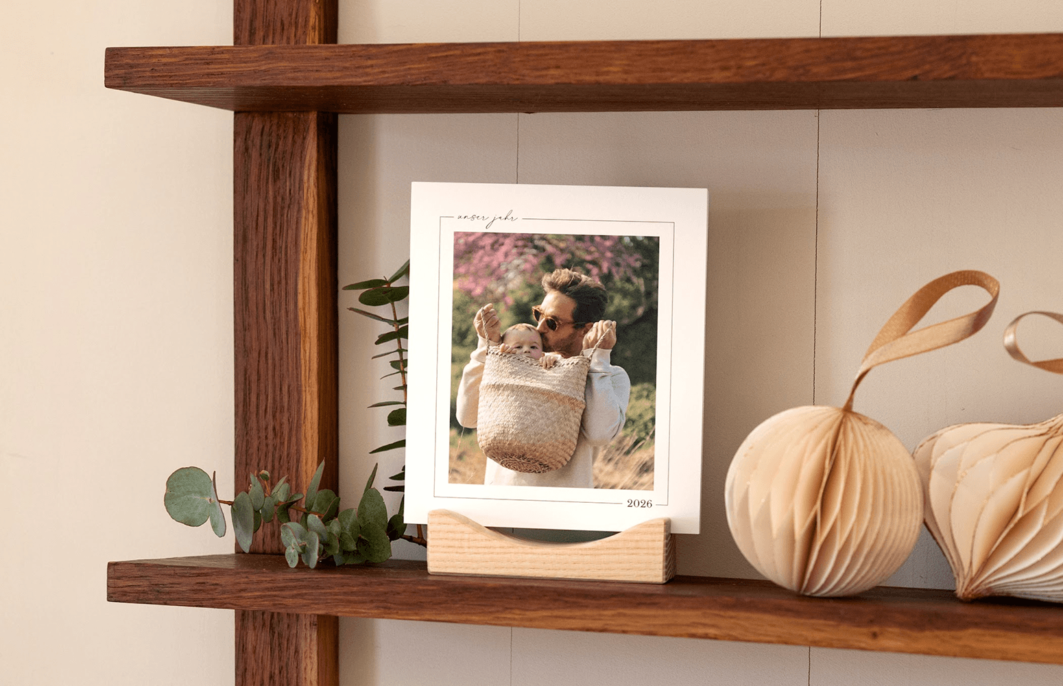 Tischkalender mit praktischem Holzaufstelle