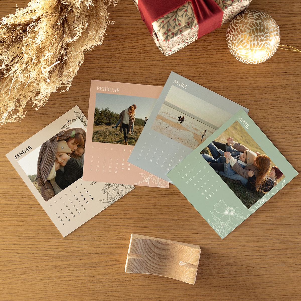 Tischkalender mit Holzfuß Florale Gravur