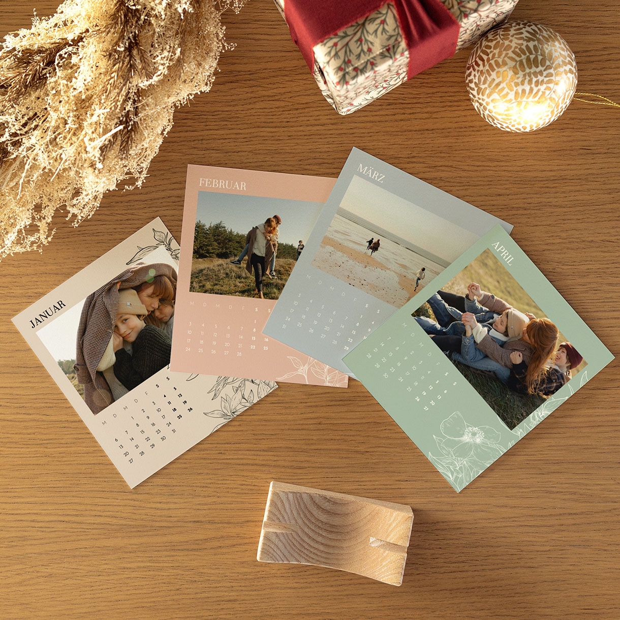 Tischkalender mit Holzfuß Florale Gravur