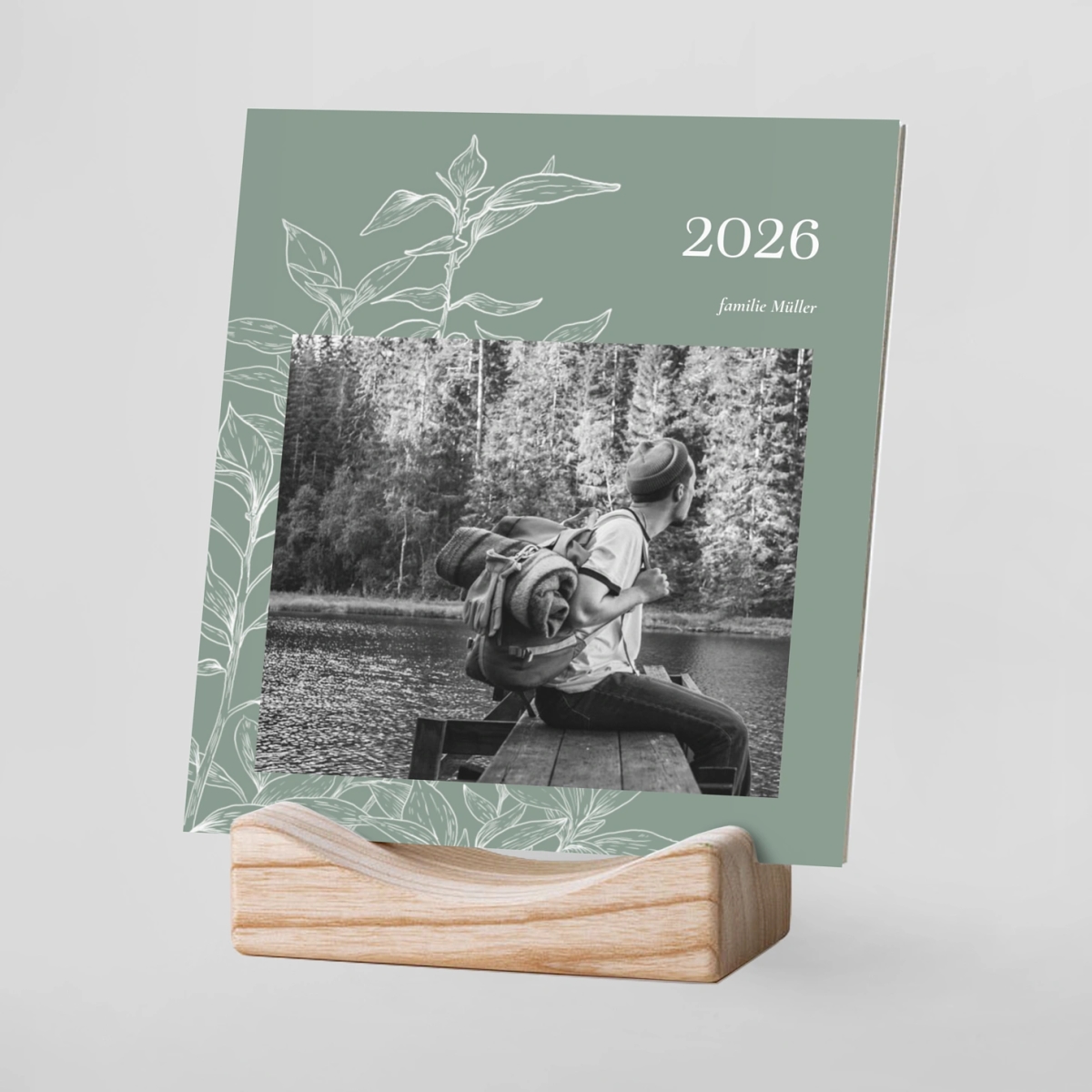 Tischkalender mit Holzfuß Florale Gravur