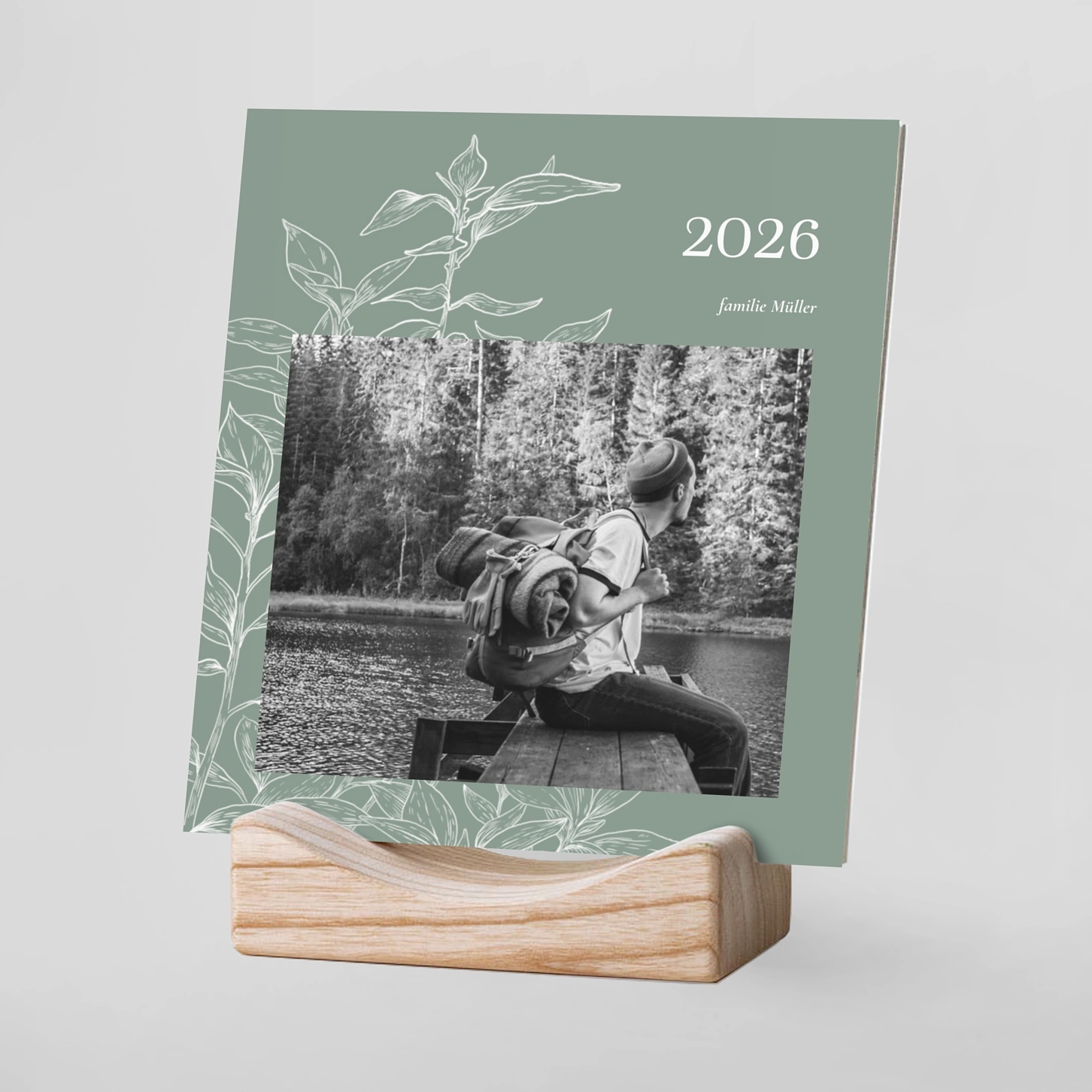 Tischkalender mit Holzfuß Florale Gravur