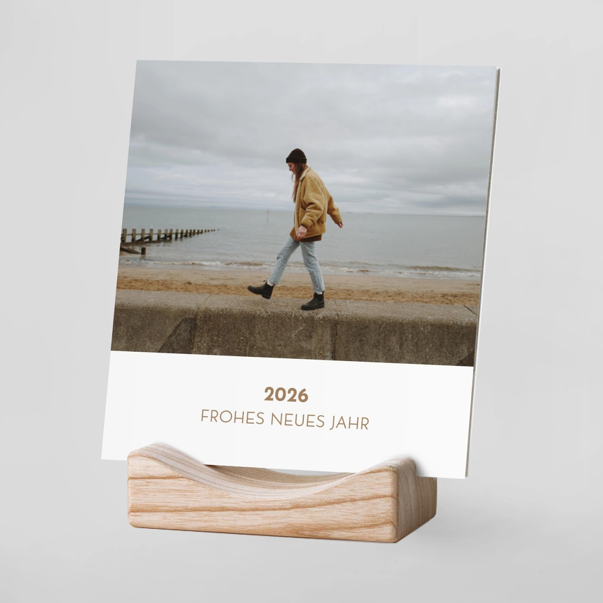 Tischkalender mit Holzfuß Minimalistisch