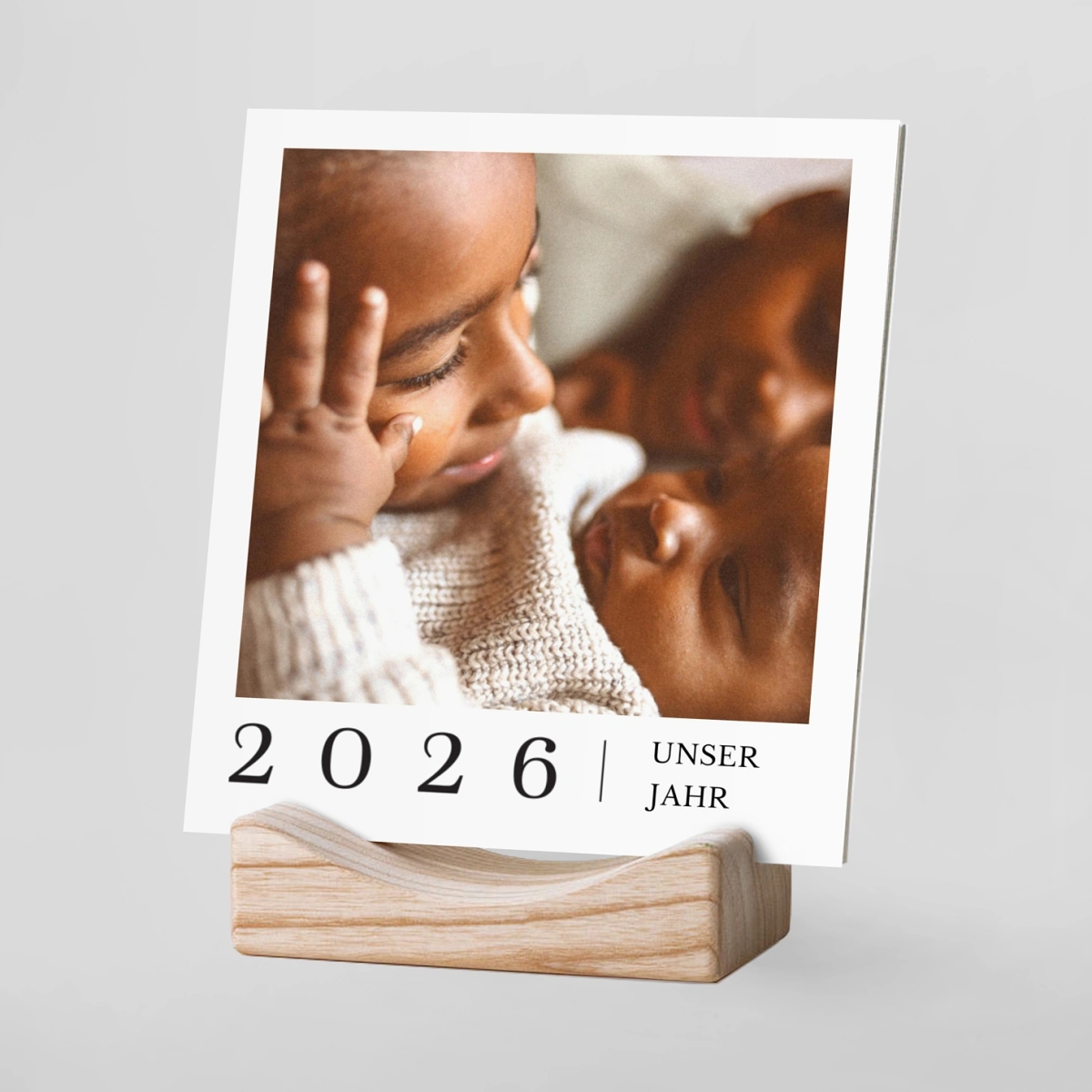 Tischkalender mit Holzfuß Schlichte Eleganz