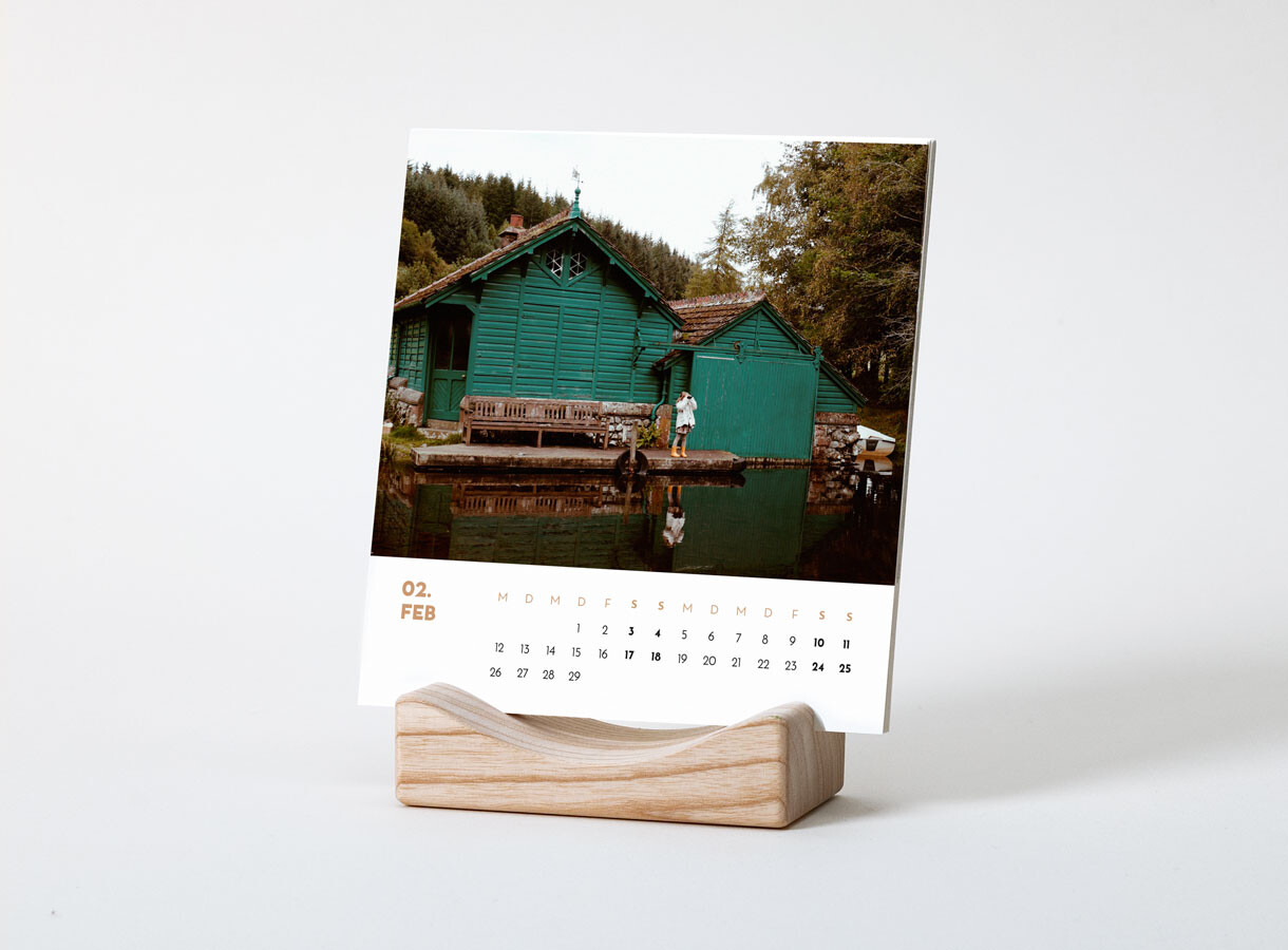 Tischkalender mit Holzfuß